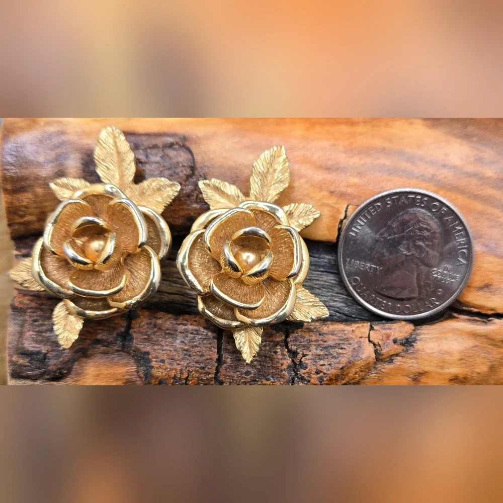 Sarah Coventry Clip-on Earrings Textured & Shiny Gold Tone Roses 1.5" X 1.25" 🌼 - Picture 3 of 4